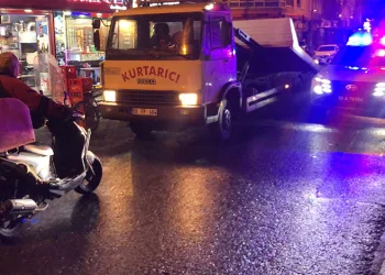 Yağmurla gelen kazalar: Düğün konvoyundaki otomobil bariyere çarptı, 5 kişi yaralandı