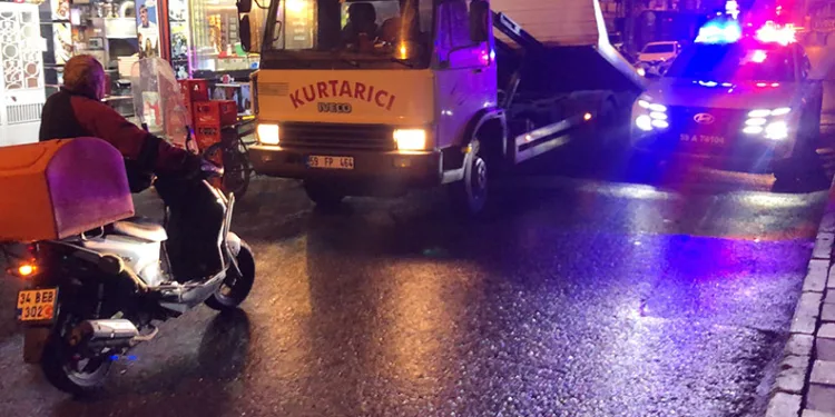 Yağmurla gelen kazalar: Düğün konvoyundaki otomobil bariyere çarptı, 5 kişi yaralandı