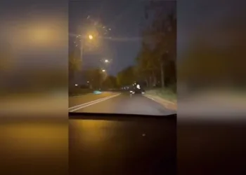 Mardin’de park halindeki otomobilden hırsızlık güvenlik kamerasına yansıdı