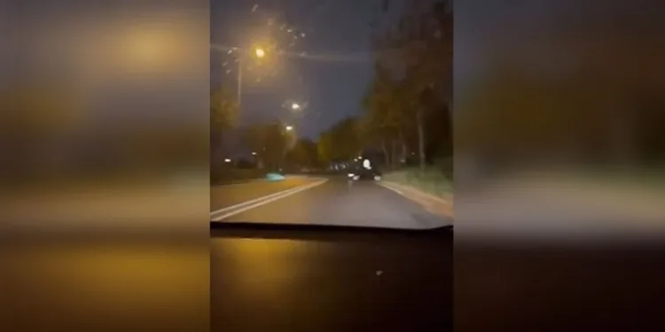 Mardin’de park halindeki otomobilden hırsızlık güvenlik kamerasına yansıdı