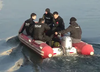 Kayıp şahıs jandarma ve polis ekipleri tarafından su altında aranıyor