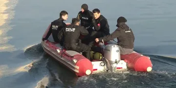 Kayıp şahıs jandarma ve polis ekipleri tarafından su altında aranıyor