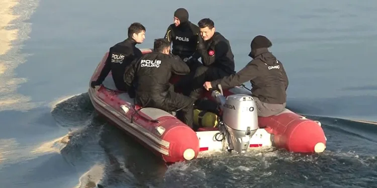 Kayıp şahıs jandarma ve polis ekipleri tarafından su altında aranıyor