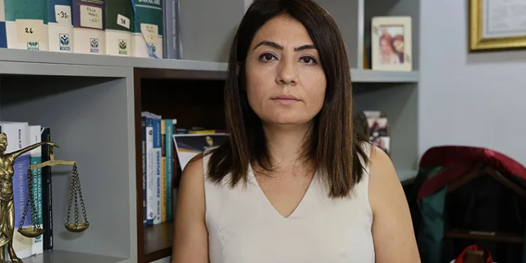 Mersin’de kaçak makaron ve sahte içki ele geçirildi