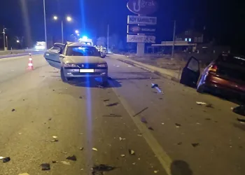 Araçların hurdaya döndüğü kazada 5 kişi yaralandı