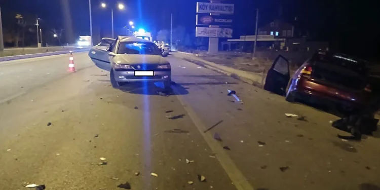 Araçların hurdaya döndüğü kazada 5 kişi yaralandı