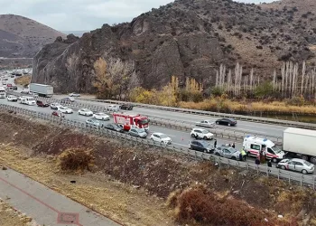 Yağmurla gelen kazalar: Düğün konvoyundaki otomobil bariyere çarptı, 5 kişi yaralandı