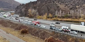 Yağmurla gelen kazalar: Düğün konvoyundaki otomobil bariyere çarptı, 5 kişi yaralandı