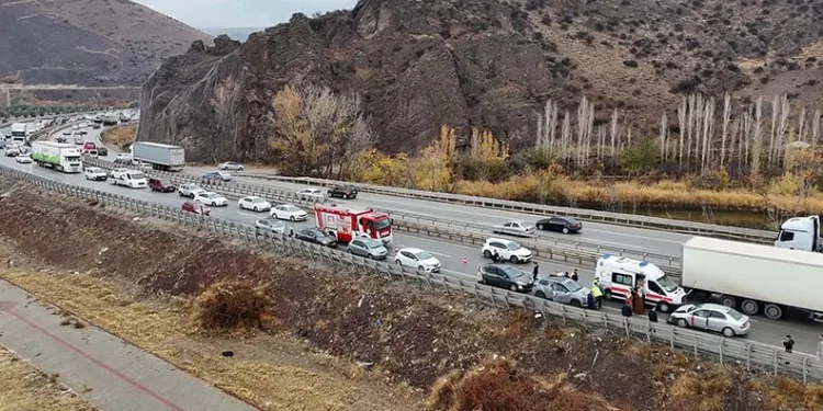 Yağmurla gelen kazalar: Düğün konvoyundaki otomobil bariyere çarptı, 5 kişi yaralandı