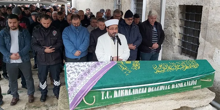 Kocası tarafından balta ile öldürülen kadın son yolculuğuna uğurlandı