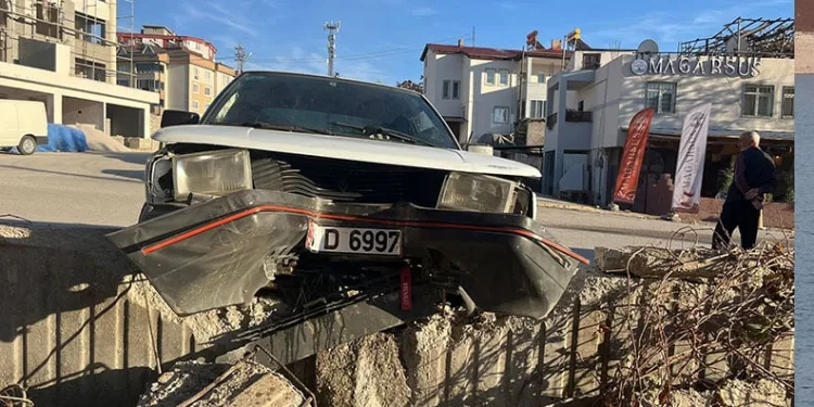 Esenyurt’ta sağlık malzemeleri üreten fabrikanın deposunda korkutan yangın
