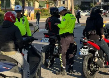 Düğünde iki aile arasında kavga çıktı, sokak savaş alnına döndü
