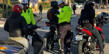 Düğünde iki aile arasında kavga çıktı, sokak savaş alnına döndü