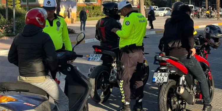Düğünde iki aile arasında kavga çıktı, sokak savaş alnına döndü