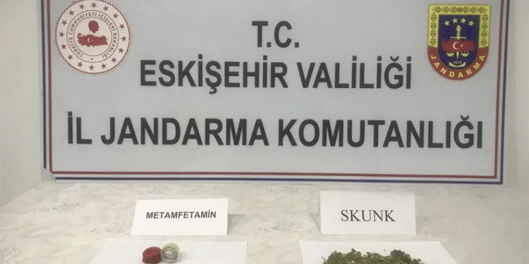 Uyuşturucu ticareti yapan 2 kişi jandarma ekiplerince yakalandı