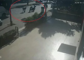 Yola düşürülen 10 bin lirayı toplayıp kayıplara karıştılar