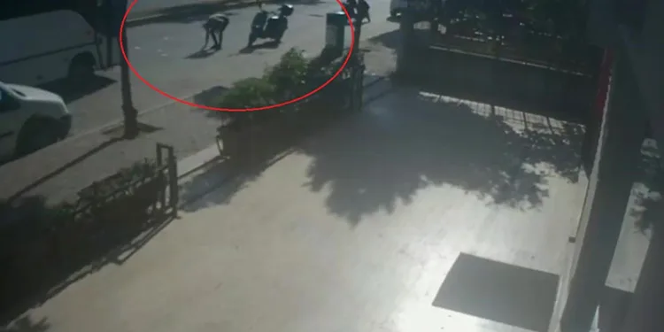 Yola düşürülen 10 bin lirayı toplayıp kayıplara karıştılar