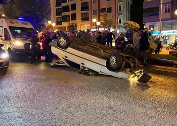 Elektrik direğine çarpan otomobil takla attı: 1 yaralı