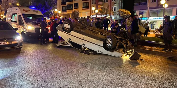 Elektrik direğine çarpan otomobil takla attı: 1 yaralı