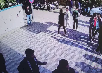 Esenyurt’ta sağlık malzemeleri üreten fabrikanın deposunda korkutan yangın