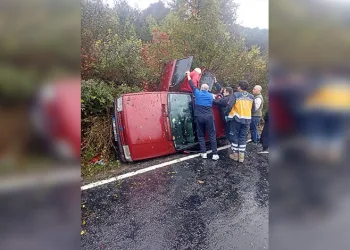 Yağmurla gelen kazalar: Düğün konvoyundaki otomobil bariyere çarptı, 5 kişi yaralandı
