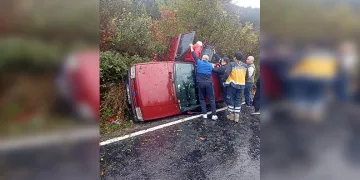 Yağmurla gelen kazalar: Düğün konvoyundaki otomobil bariyere çarptı, 5 kişi yaralandı