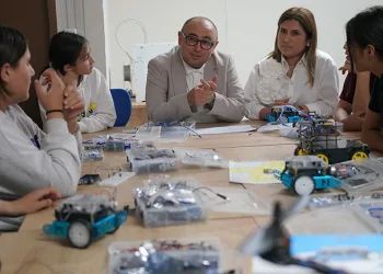 Tır köprülü kavşak bariyerlerine çarptı, sürücü yaralandı