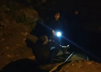 Biriken çöpleri toplayan işçi sırtından bıçaklandı