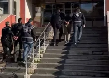 Arnavutköy’de bir çocuk düşürdüğü parasını almak için girdiği anıtta mahsur kaldı