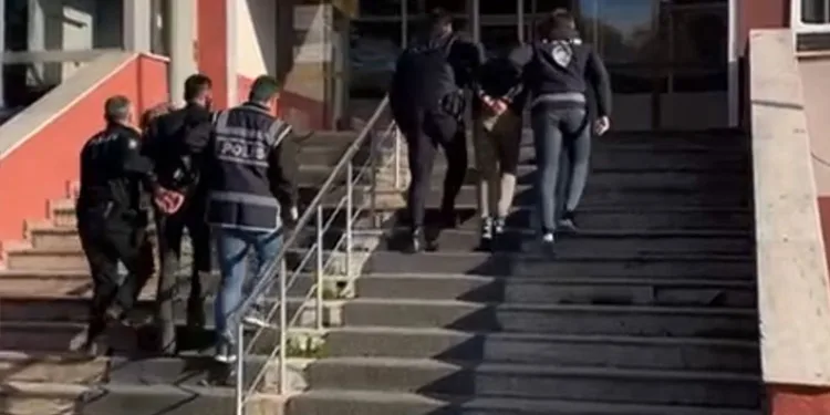 Arnavutköy’de bir çocuk düşürdüğü parasını almak için girdiği anıtta mahsur kaldı