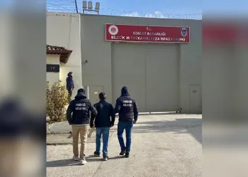 Seyir halindeki aracın kaputuna tutundu, dakikalarca ilerledi