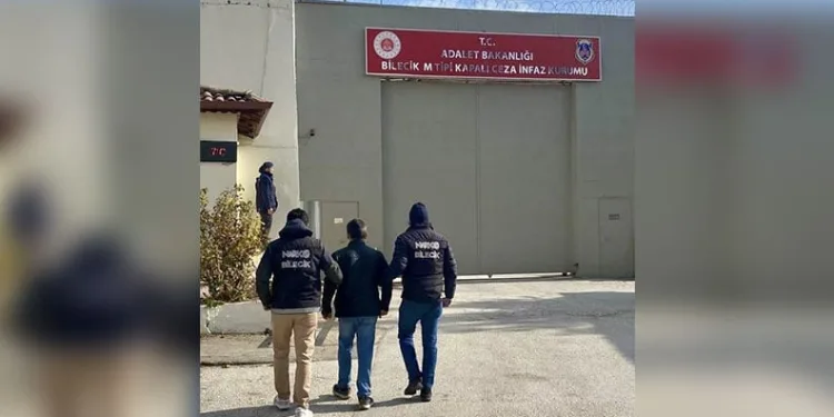 Seyir halindeki aracın kaputuna tutundu, dakikalarca ilerledi