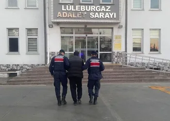 Tıra arkadan çarpan otomobilde 1 kişi öldü, 4 kişi yaralandı