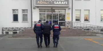 Tıra arkadan çarpan otomobilde 1 kişi öldü, 4 kişi yaralandı