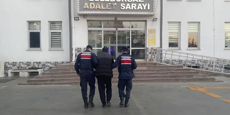 Tıra arkadan çarpan otomobilde 1 kişi öldü, 4 kişi yaralandı