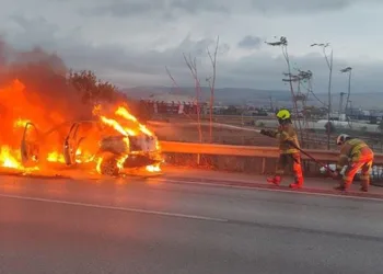 Yağmurla gelen kazalar: Düğün konvoyundaki otomobil bariyere çarptı, 5 kişi yaralandı