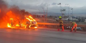 Yağmurla gelen kazalar: Düğün konvoyundaki otomobil bariyere çarptı, 5 kişi yaralandı