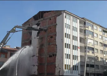 Mardin’de park halindeki otomobilden hırsızlık güvenlik kamerasına yansıdı