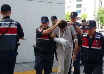 Esenyurt’ta sağlık malzemeleri üreten fabrikanın deposunda korkutan yangın