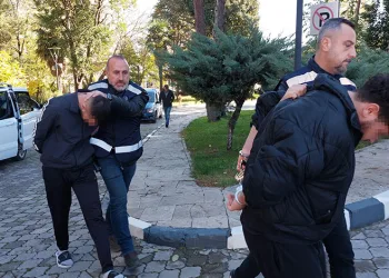 Araçların hurdaya döndüğü kazada 5 kişi yaralandı