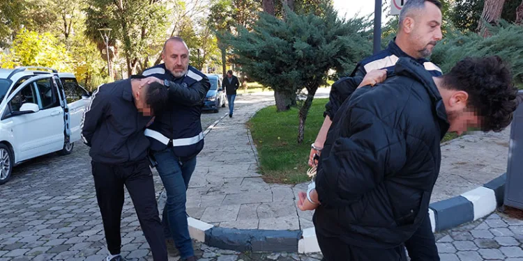 Araçların hurdaya döndüğü kazada 5 kişi yaralandı