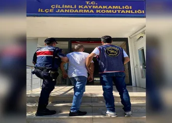 Mersin’de kaçak makaron ve sahte içki ele geçirildi