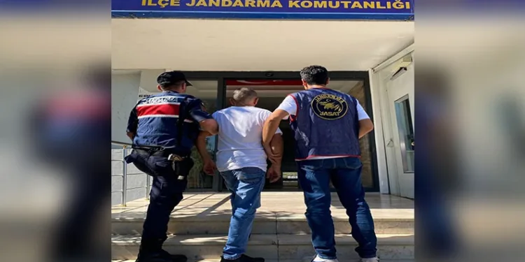 Mersin’de kaçak makaron ve sahte içki ele geçirildi