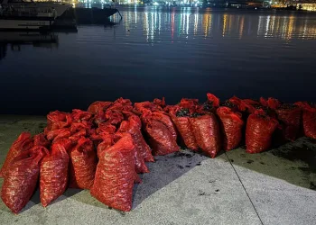 Arnavutköy’de bir çocuk düşürdüğü parasını almak için girdiği anıtta mahsur kaldı