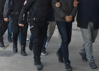 Elektrik direğine çarpan otomobil takla attı: 1 yaralı