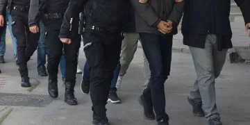 Elektrik direğine çarpan otomobil takla attı: 1 yaralı