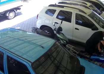 Mardin’de park halindeki otomobilden hırsızlık güvenlik kamerasına yansıdı