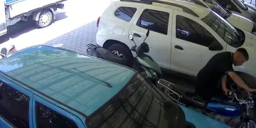 Mardin’de park halindeki otomobilden hırsızlık güvenlik kamerasına yansıdı