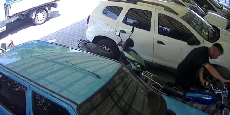 Mardin’de park halindeki otomobilden hırsızlık güvenlik kamerasına yansıdı