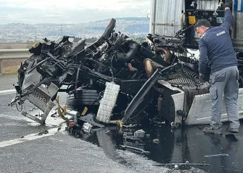 Yağmurla gelen kazalar: Düğün konvoyundaki otomobil bariyere çarptı, 5 kişi yaralandı